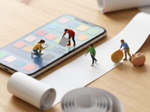 スマホの画面を広場に見立て、人形が使っていないアプリを外したり明細をたどったりしているミニチュアジオラマ